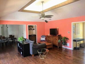 TV, fireplace, video games - High five pool house (Richardson)