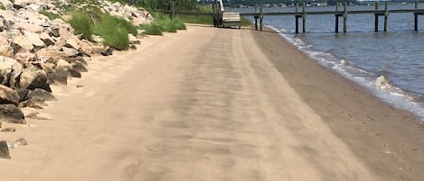 Plage à proximité, chaises longues, serviettes de plage