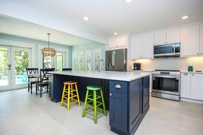 Mikroaaltouuni, kahvin-/teenkeitin, leivänpaahdin