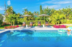 Una piscina al aire libre, una piscina climatizada