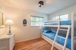3 chambres, bureau, fer et planche à repasser, lit de bébé portatif