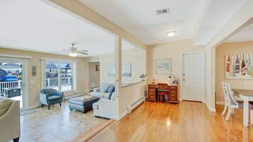 Een smart-tv en een open haard