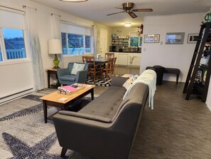 Een smart-tv, videogames, tafelvoetbal en een tafeltennistafel