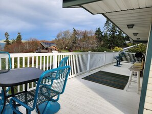 Outdoor dining - Mountain and Sound view, kid/dog/game-friendly (Freeland)