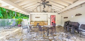 Outdoor dining - Maui Banyan #H-407 Ocean View, Full A/C, Great Locations Near Kam Beach III (Kihei)