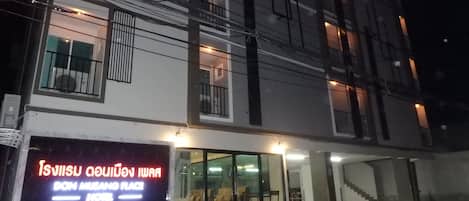 Façade de l’hébergement - soirée/nuit