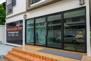 Front of property - Donmueang Place Hotel (Bangkok)