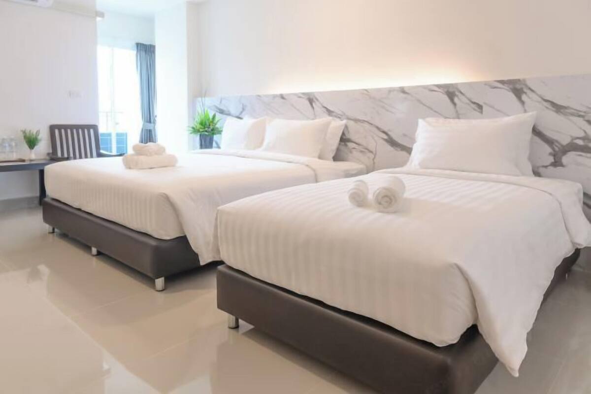 Ropa de cama de alta calidad, caja fuerte, escritorio