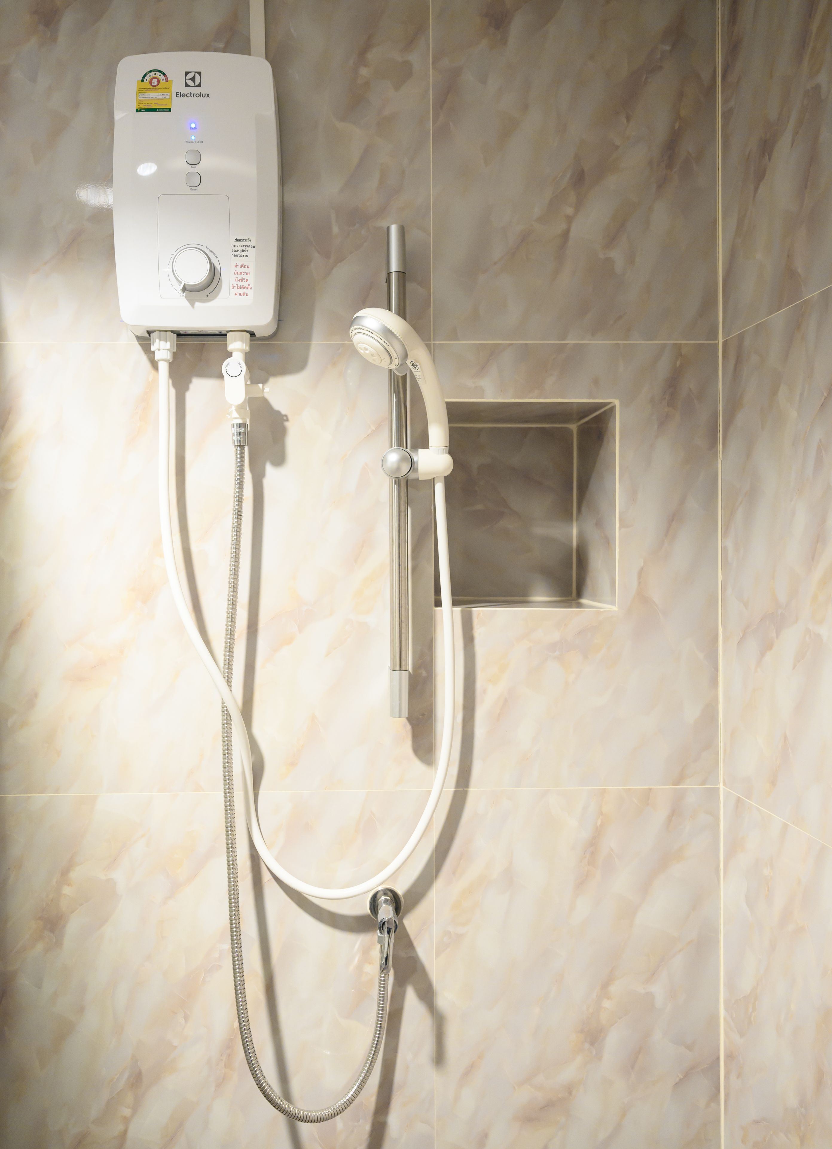 deluxe twin room | bathroom shower