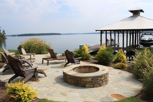 Immaculate Pet-Friendly Cabin with The Best View on the Lake!