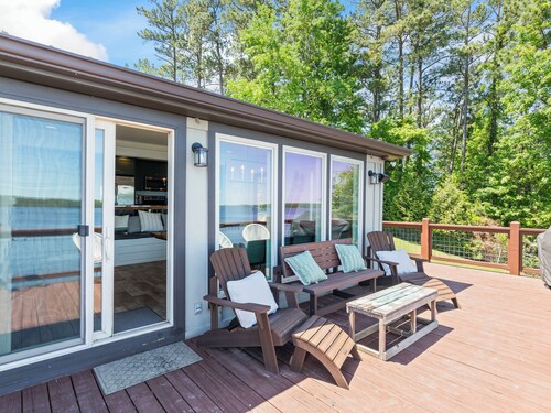 Immaculate Pet-Friendly Cabin with The Best View on the Lake!