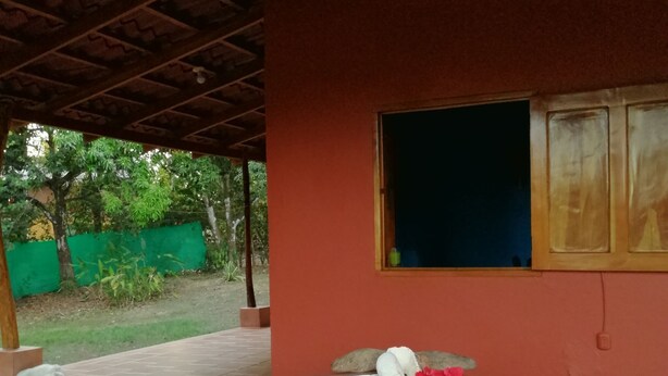 A covered outdoor area with a hot tub, a wooden ceiling, and a red wall. - Casa Pitaya chalet house (Delicias de Cobano)
