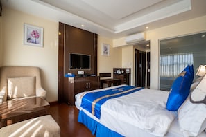 Deluxe Queen Room | Free WiFi, bed sheets