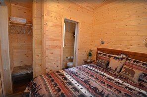 1 غرفة نوم ومكواة/لوح كي وواي فاي مجانًا وملاءات أسرّة