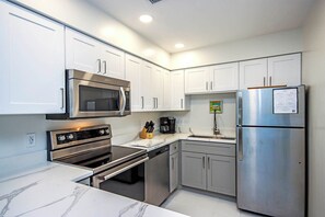 ثلاجة، ميكروويف، ماكينة لصنع القهوة/الشاي، محمصة خبز