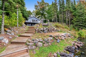 Enjoy a serene lakeside retreat with a balcony and tranquil forest views.