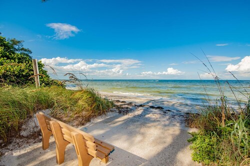 Charming Island Escape with Private Pool and Screened Lanai!