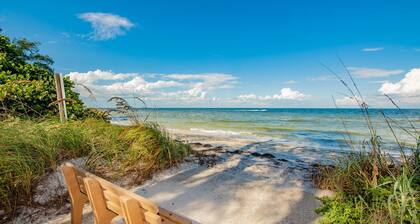 Charming Island Escape with Private Pool and Screened Lanai!