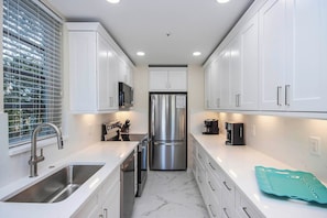 Microonde, macchina per tè/caffè, tostapane, pentole/stoviglie/utensili