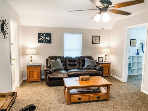 Upstairs 2 bedroom Private Apt Off I- 55 in Pevely