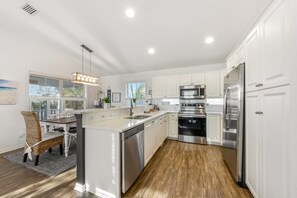 Fridge, microwave, oven, stovetop - Pete's Blue Heaven: Steps to beach w/heated pool (Anna Maria)