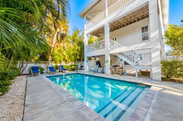 A heated pool - Pete's Blue Heaven: Steps to beach w/heated pool (Anna Maria)