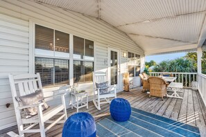 Outdoor dining - Pete's Blue Heaven: Steps to beach w/heated pool (Anna Maria)