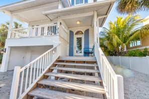 Exterior - Pete's Blue Heaven: Steps to beach w/heated pool (Anna Maria)
