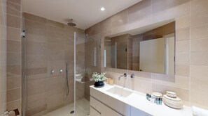 Bathtub, hair dryer, towels, shampoo - ★ Luxury MAMILLA  2 BR ★ PRIME LOCATION★ Parking★ (Jerusalem)