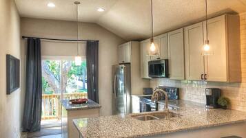 Een koelkast, een magnetron, een oven, een kookplaat