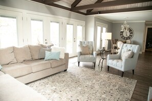 TV - This gorgeous transitional house has a front view look of the marsh. (Hilton Head Island)