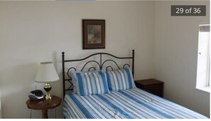 4 bedrooms, WiFi, bed sheets - COZY 4 Bedroom Towne home w swim dock on the water (Lake Ozark)