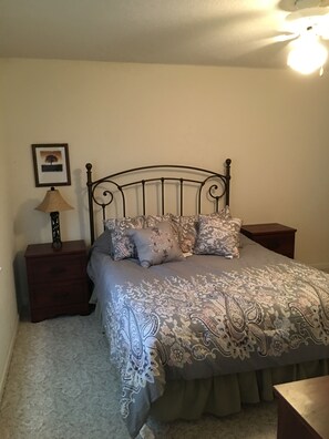 4 bedrooms, WiFi, bed sheets - COZY 4 Bedroom Towne home w swim dock on the water (Lake Ozark)