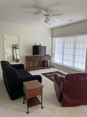 TV - COZY 4 Bedroom Towne home w swim dock on the water (Lake Ozark)