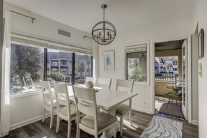 Dining - Updated 2 BR Shelter Cove Pool and lagoon views Bikes & Beach Gear included (Hilton Head Island)