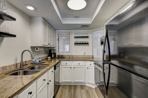 Fridge, microwave, stovetop, dishwasher