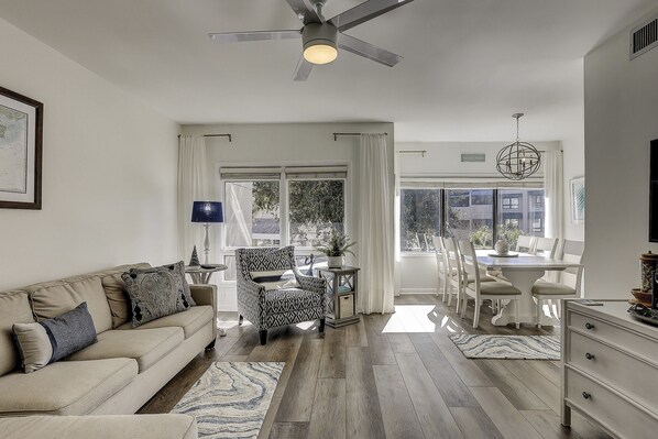 TV, DVD player - Updated 2 BR Shelter Cove Pool and lagoon views Bikes & Beach Gear included (Hilton Head Island)