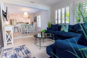 智能電視、書籍、 辦公室