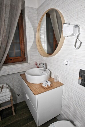 Habitación familiar | Baño | Regadera, amenidades de baño gratuitas, secadora de cabello, bidet 