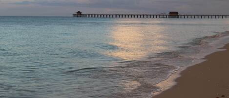 Ligstoelen aan het strand, strandlakens