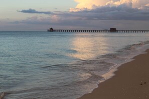 Ligstoelen aan het strand, strandlakens