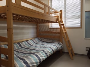 Huone, tupakointi kielletty (Bunkbed,Checkin12-7pm,Contact arrival) | Työpöytä, ilmainen Wi-Fi