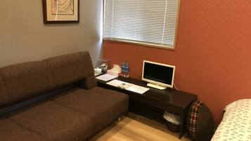 Queen Bed Room Non Smoking Check-in 12-7pm Must contact arrival time | Desk, free WiFi