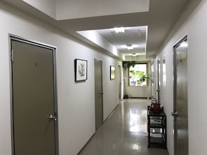 Yhden hengen economy-huone, tupakointi kielletty (C-in 12-7pm Must contact arrival time) | Jaetut keittiötilat | Jääkaappi, mikroaaltouuni