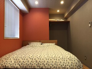 Kamar, 1 Tempat Tidur Queen, Bebas Asap Rokok (C-in 12-7pm Must contact arrival time) | Meja kerja dan Wi-Fi gratis