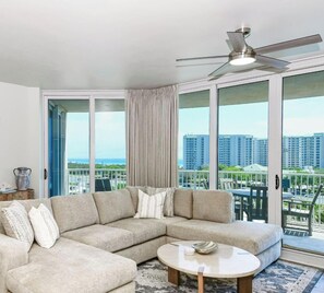 Smart TV - Hardwood floors & private balcony overlooking lagoon pool! (Destin)
