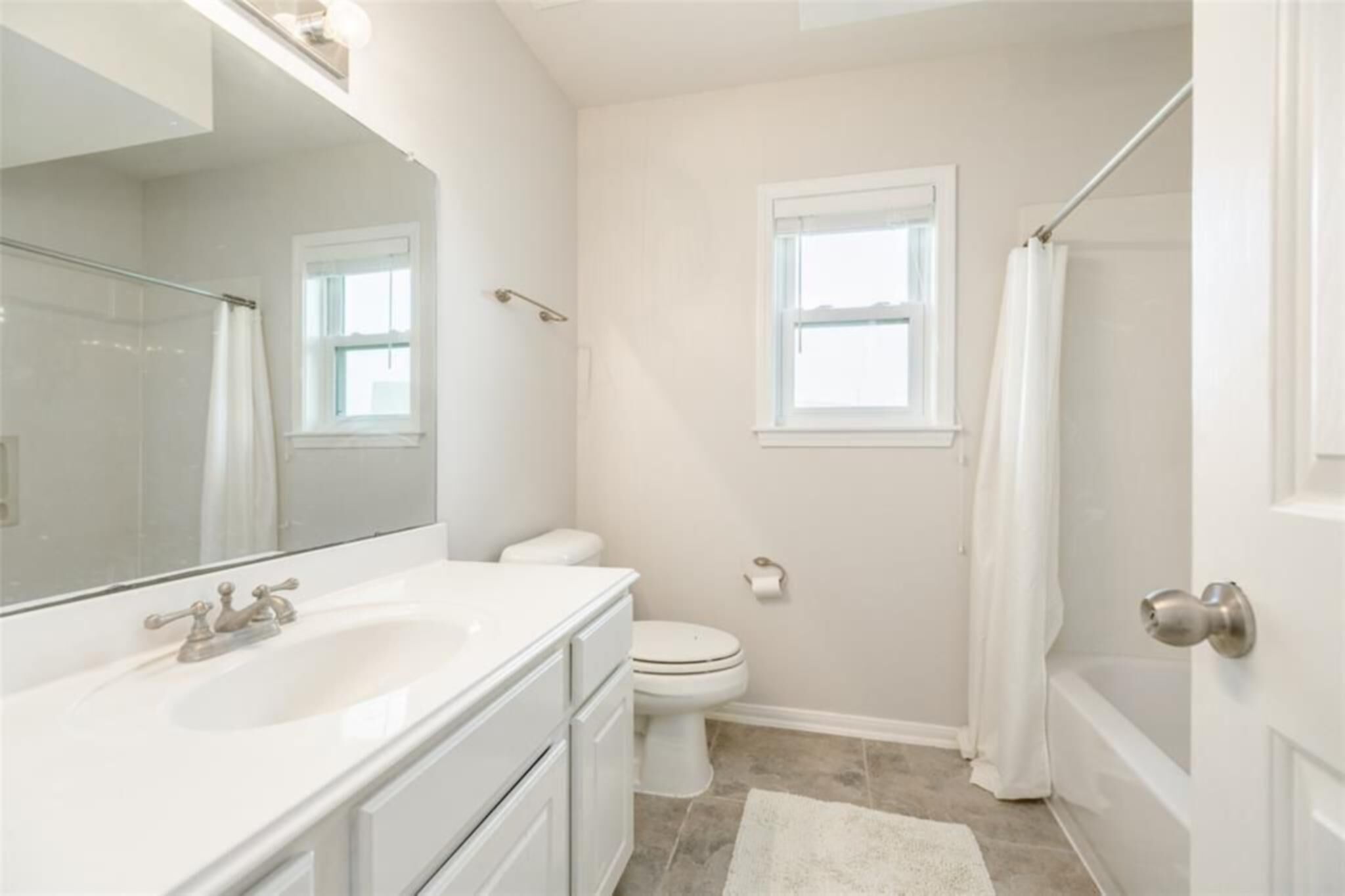 Shared bathroom for 3rd bedroom and 4th bedroom