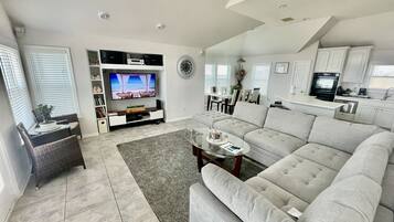 Smart TV, lettore DVD, libri, videoteca