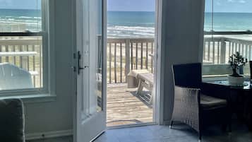 Smart TV, reproductor de DVD, libros y videoteca