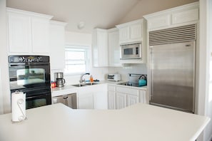 Een koelkast, een microgolfoven, een oven, een kookplaat